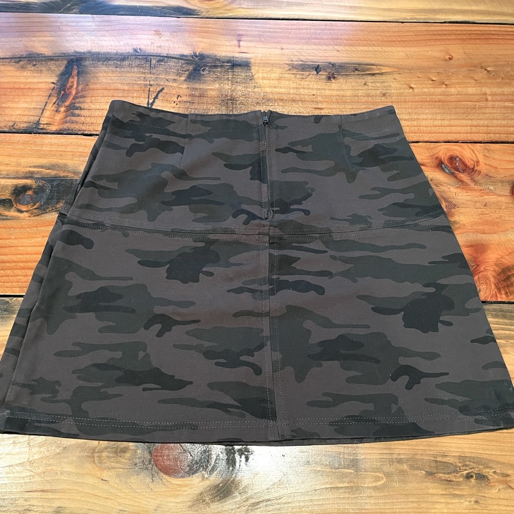 Evereve - Like new camo skirt